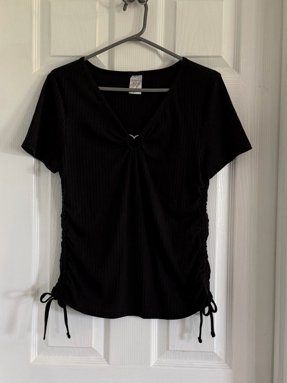 No Boundaries Black Short Sleeve V-Neck Top with Ruched Sides